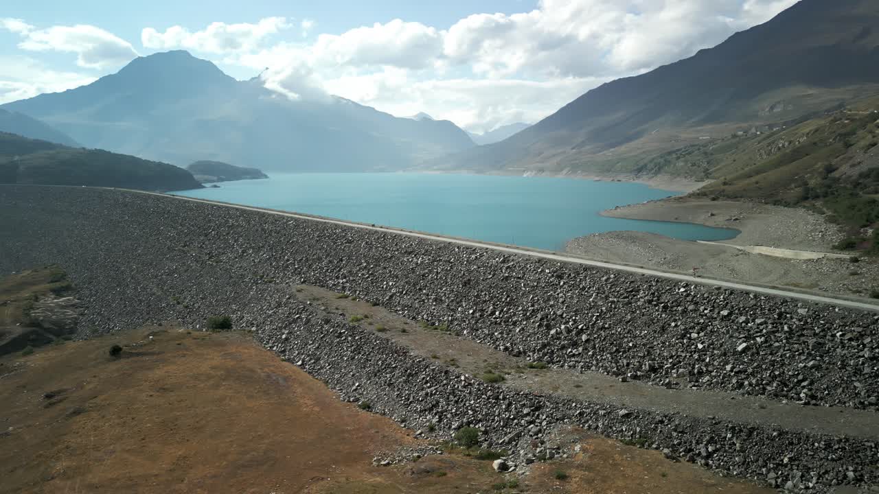 몬트 세니스 호수 와 산길 의 공중 드론 전망