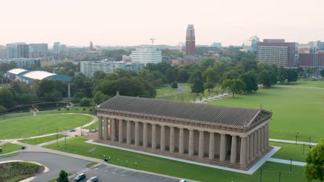 órbita-Aérea-Del-Partenón-En-La-Universidad-De-Vanderbilt,-Parque-Centenario