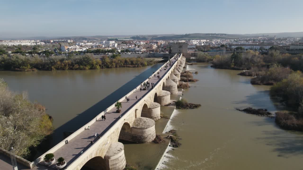 스페인 코르도바 로마 다리에서 는 사람들이 공중에서 돌아다니고 있다.