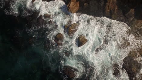 Tiro-Giratorio-De-Drones-De-Olas-Rompiendo-Sobre-Rocas-En-North-Bondi,-Sydney,-Australia