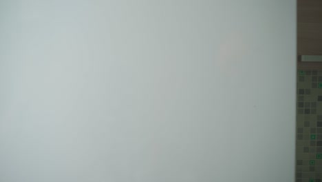 persona irreconocible abre el refrigerador vacío. pobreza y crisis económica