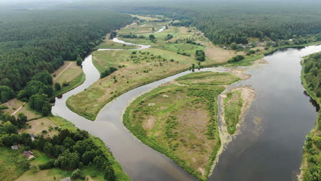 Confluencia-De-Los-Ríos-Nemunas-Y-Merkys-Rodeada-De-Un-Denso-Paisaje-Forestal,-Vista-Aérea-De-Drones