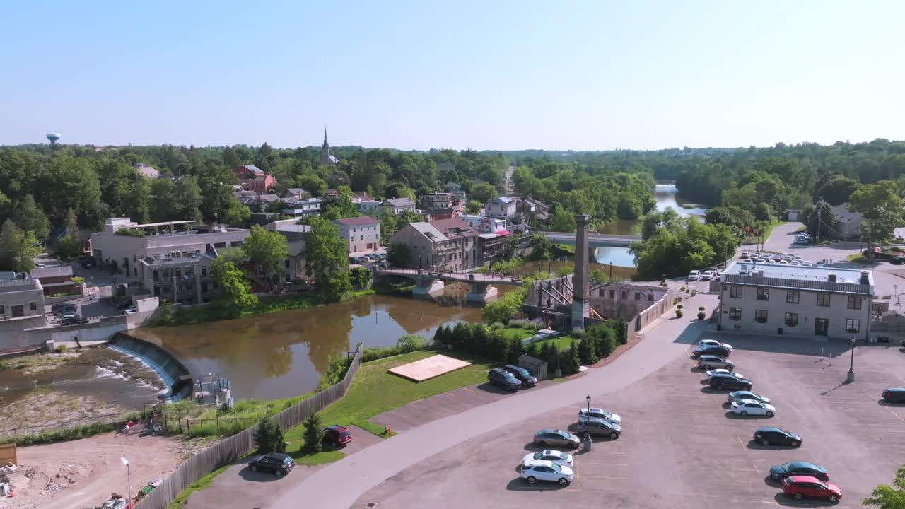 Elora Ontario, 60 bilder per sekund, sakte luftopptak over historisk sentrum fra 1800-tallet ved Grand River