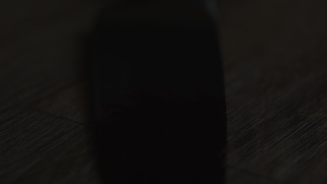 impresionante macro muñeco sobre la hoja de sangre manchado cuchillo de una escena del crimen