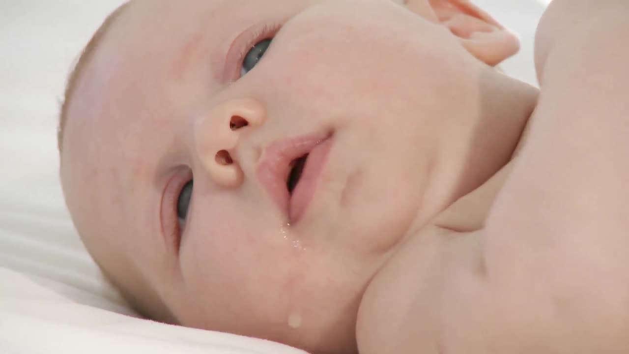 침대 에 누워 있는 작은 아기