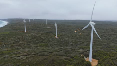 Drohne-Fliegt-An-Bewölktem-Tag-Vom-Windpark-Albany-Weg