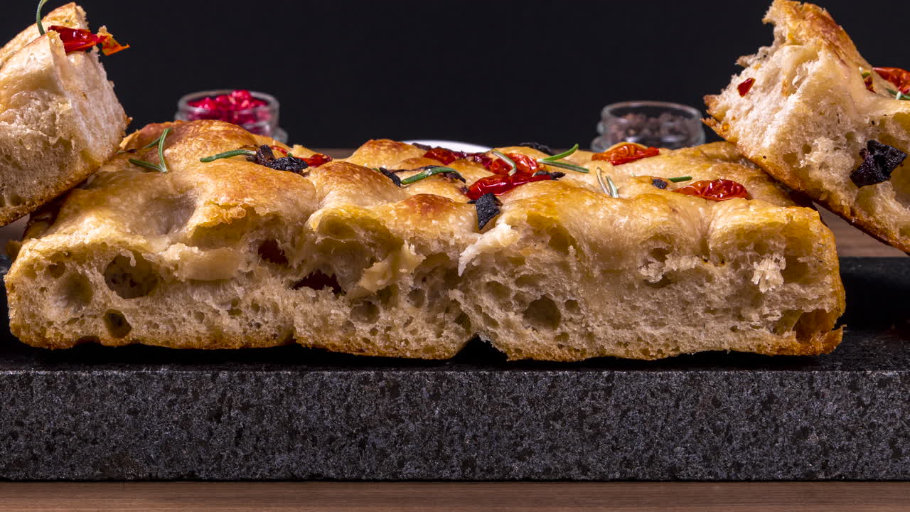 Pane piatto italiano fatto in casa - Focaccia contorta.