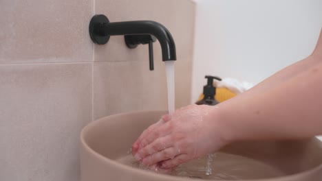 Moderne-Badezimmerdetails,-Schwarzer-Wasserhahn-Und-Händewaschen