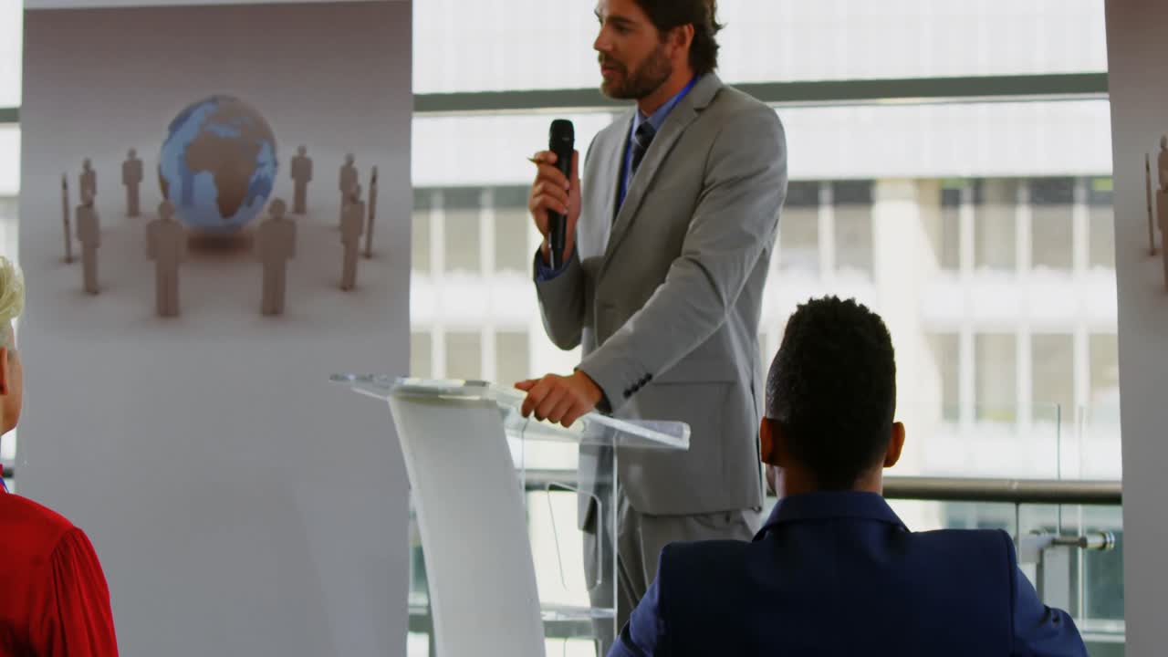 Relatore uomo caucasico che parla al seminario aziendale 4k
