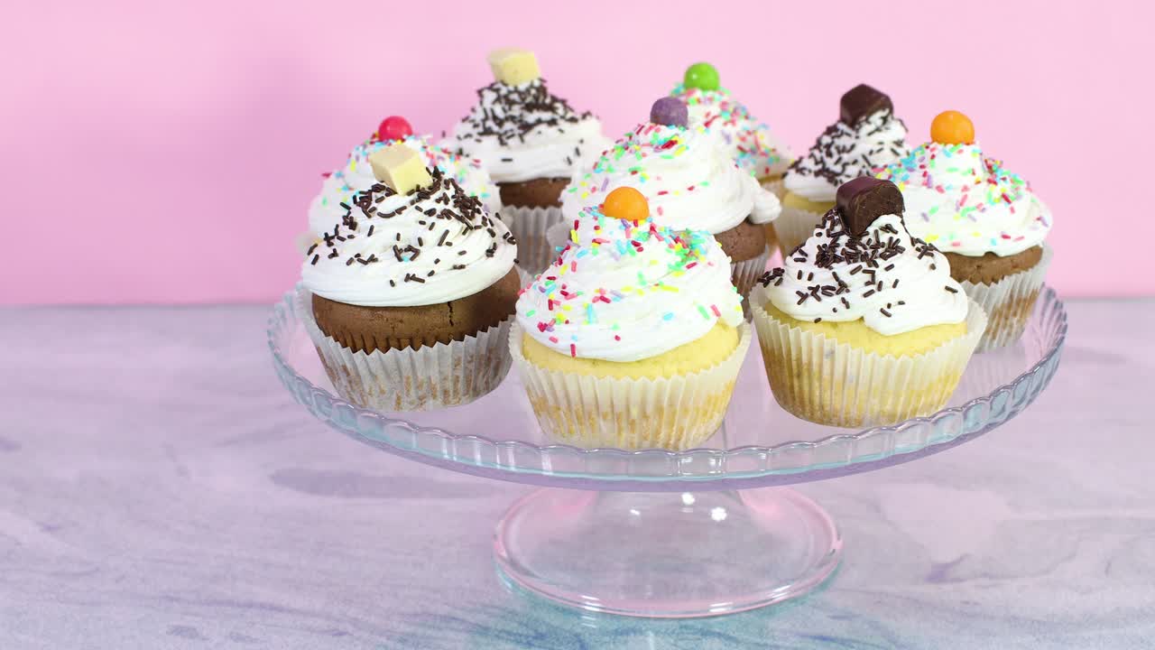 파티 를 위해 크리스탈 접시 에 제공 되는 달 한 컵 케이크