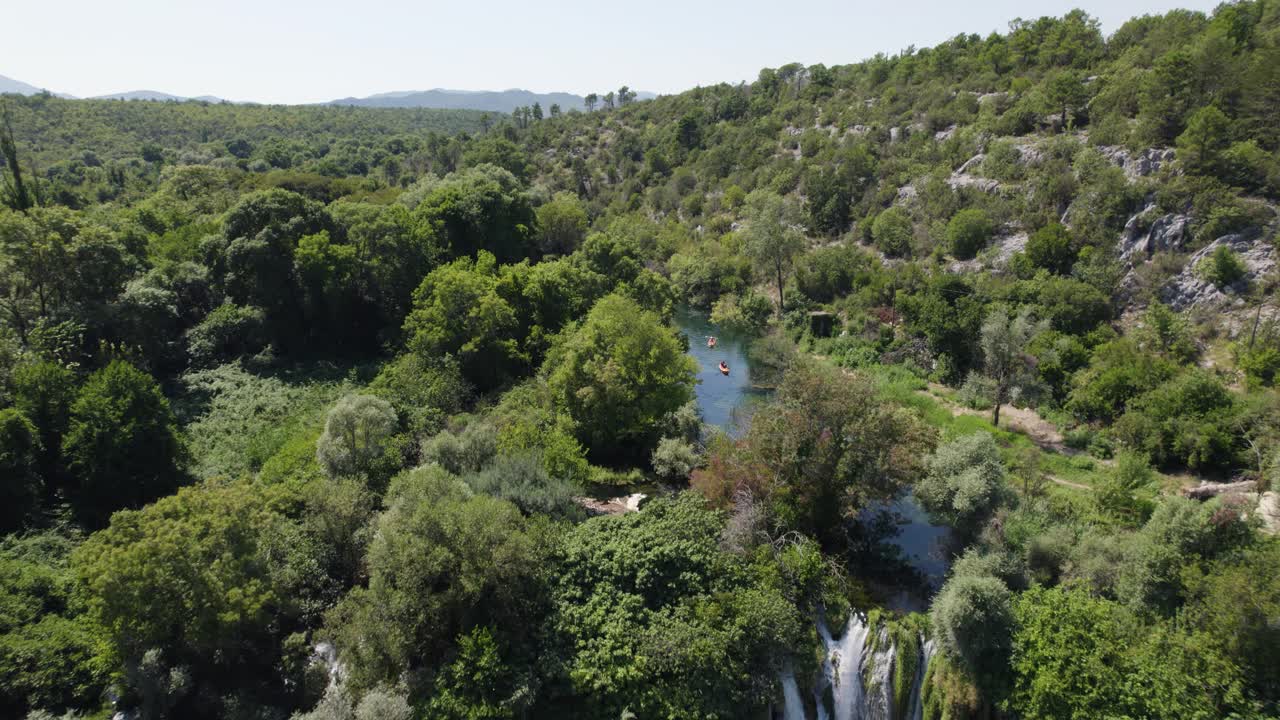 Vista aerea dall'alto che rivela le cascate di Kravica situate in Bosnia ed Erzegovina.