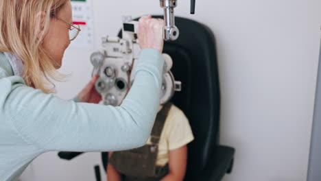 examen ocular, optometría y óptico con niño