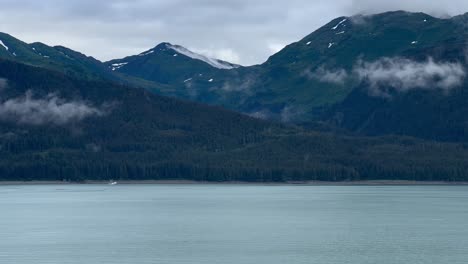 la escarpada costa de alaska vista desde un barco que pasa
