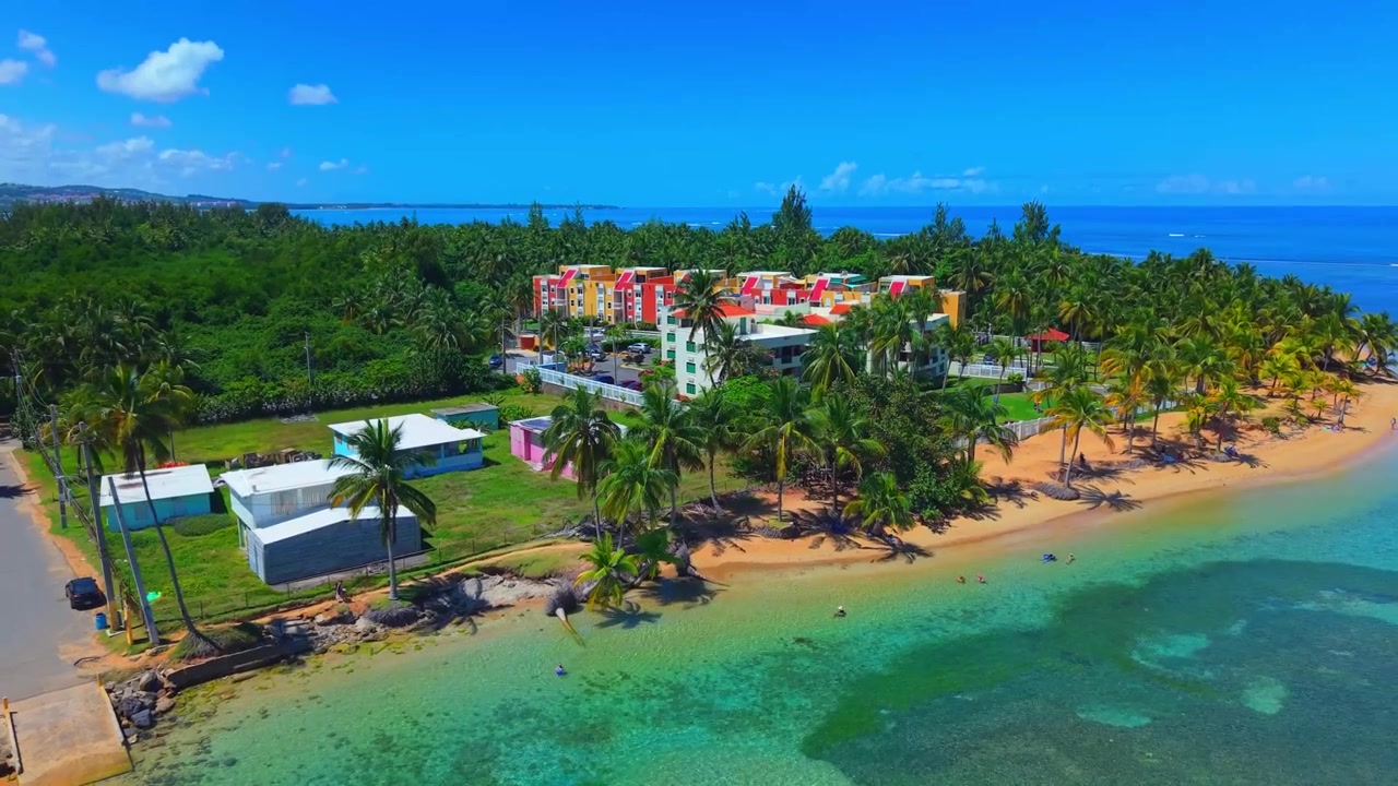 Veduta aerea serena all'alba sul mare calmo e sulla spiaggia sabbiosa di Playa Azul, Porto Rico