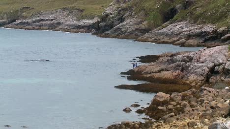 una foto de una familia pescando en los acantilados alrededor de hushinish en la isla de harris