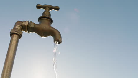 Agua-Del-Grifo-Saliendo-Del-Grifo-Al-Aire-Libre