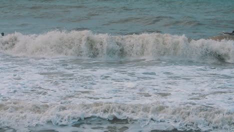 Olas-Espumosas-Rompiendo-En-Cámara-Lenta-En-La-Playa