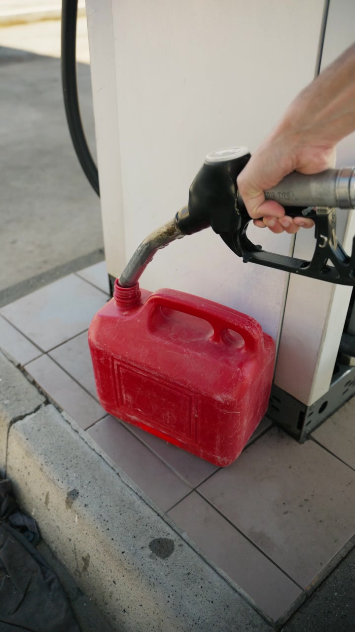Llenando el tanque de gasolina por la crisis del petróleo