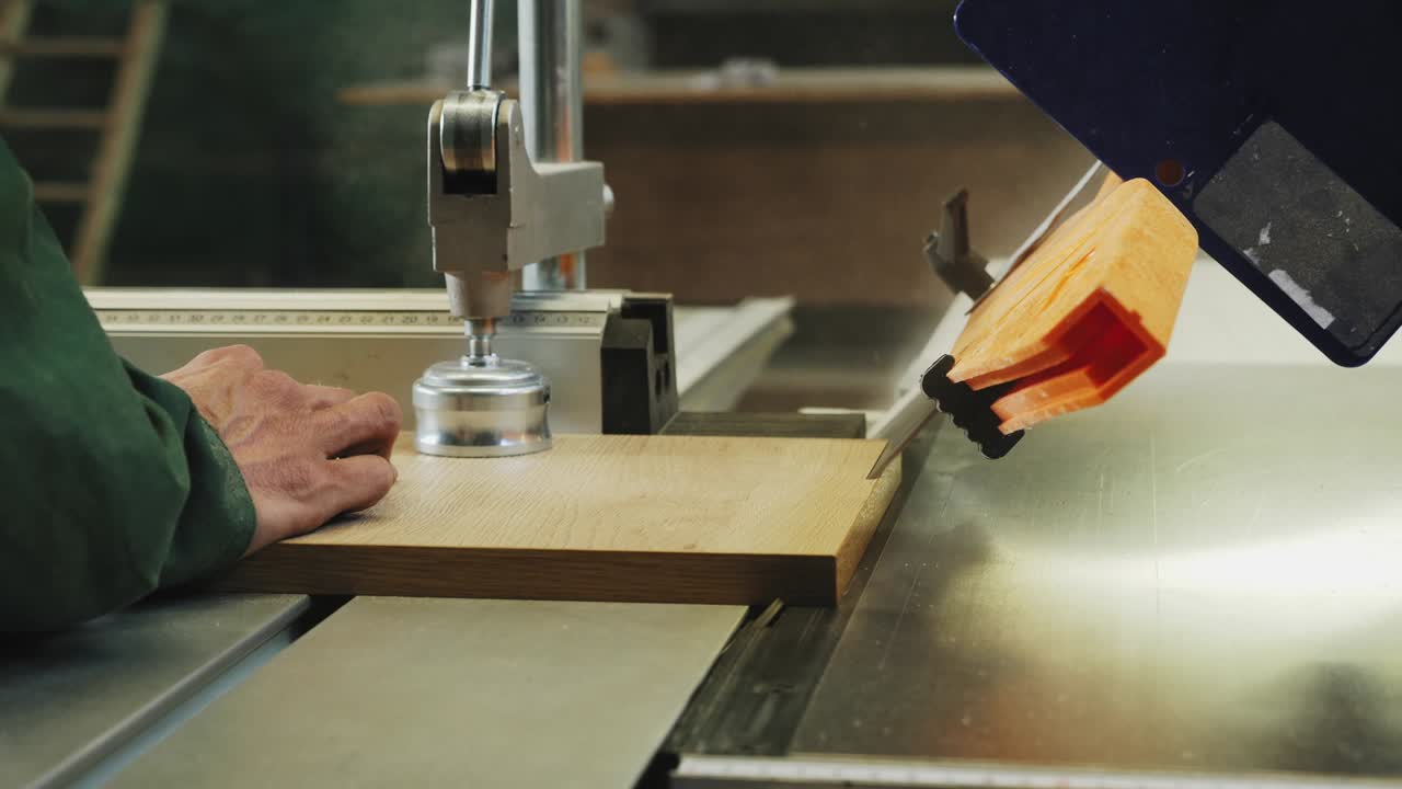 Cutting chipboard at 45 degrees on professional equipment