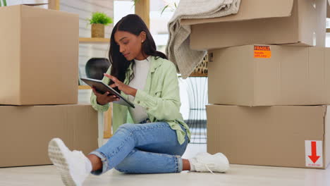 tableta, cajas y hembra moviéndose a una casa