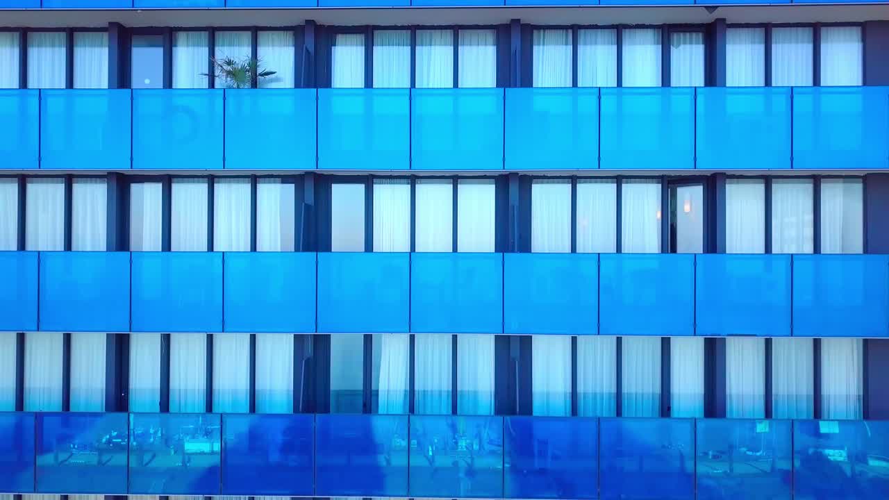 fotografía de los reflejos del sol, las nubes y el cielo en las ventanas de vidrio de los rascacielos de la ciudad.