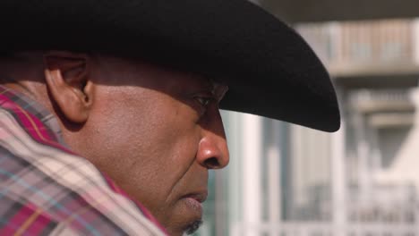 retrato de cerca de un hombre negro con sombrero de vaquero sin expresión facial