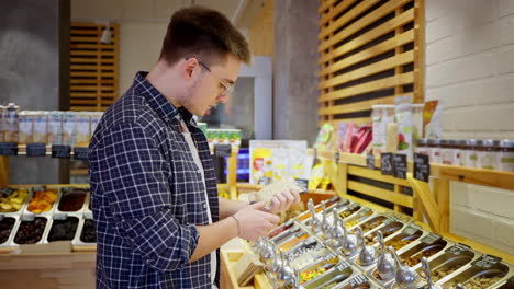 joven comprando bocadillos en una tienda de comestibles