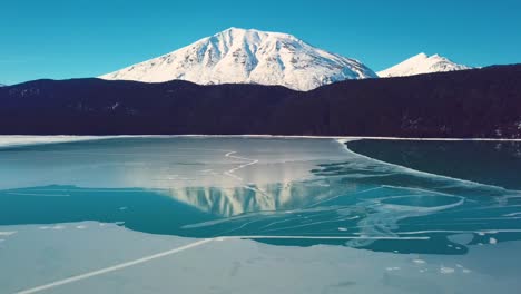 겨울철 알래스카의 눈 덮인 호숫가 산을 촬영한 4k 드론 영상