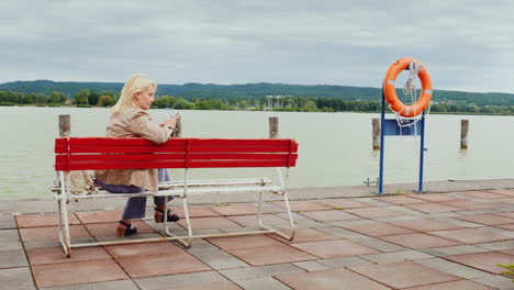 Woman-On-A-Bench-Uses-Teléfono