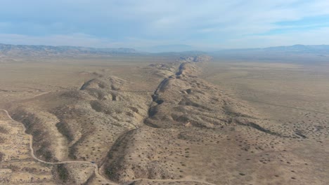 Antena-Sobre-La-Falla-Del-Terremoto-De-San-Andreas-En-La-Llanura-De-Carrizo-En-El-Centro-De-California