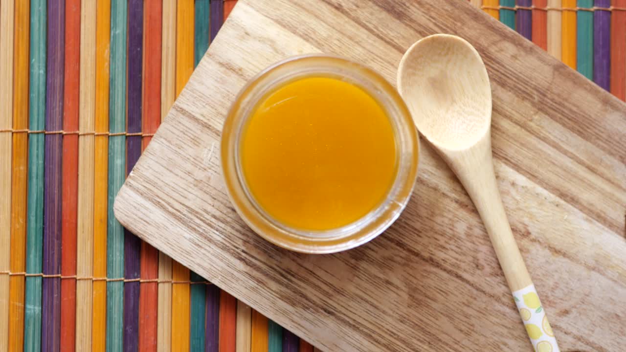 ghee casero en un recipiente en una mesa