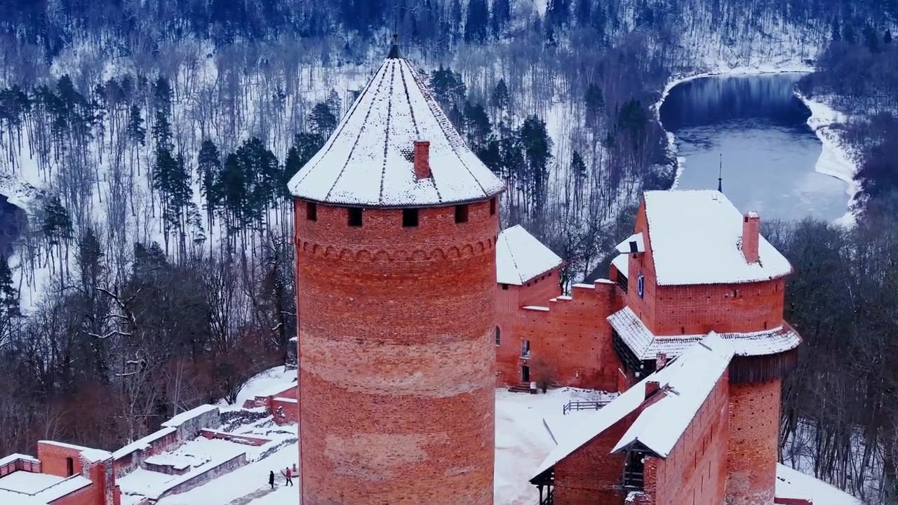 Historická baltská památka dominuje zasněžené krajině s nadčasovou vznešeností.