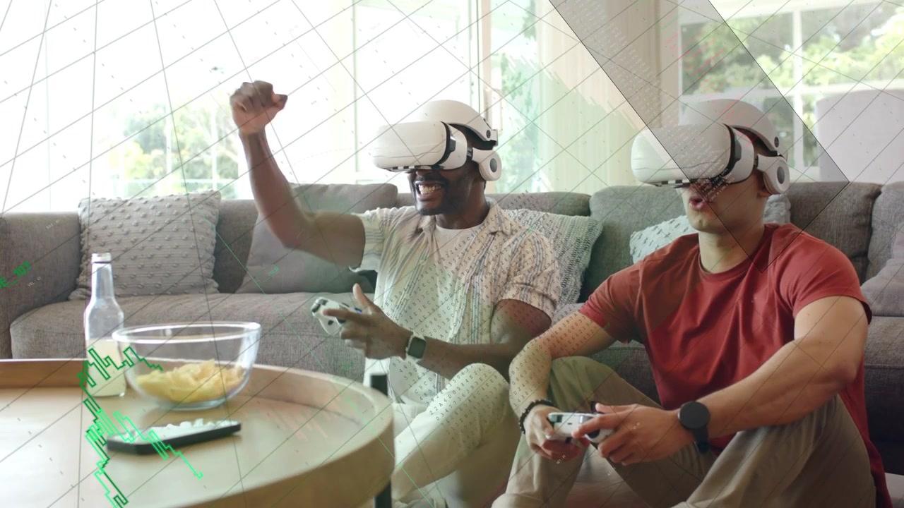 Due uomini seduti sul pavimento in soggiorno, che premono i controller per il gaming, evocando un HUD VR animato.