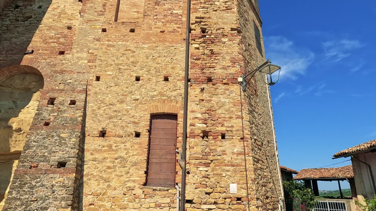 Una vista suggestiva di antiche strutture in mattoni