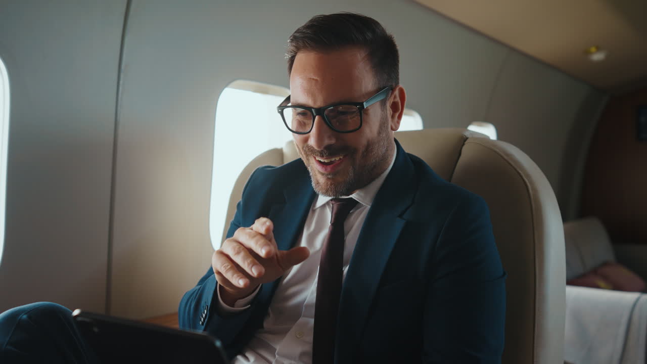 Uomo d'affari su un jet privato che utilizza un tablet