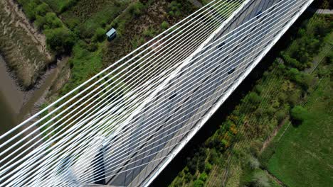 Drohnenansicht-Des-Verkehrs-Durch-Seilbrücken-Auf-Der-Hängebrücke-über-Den-Fluss-Suir-In-Waterford,-Irland,-Beeindruckender-Und-Ungewöhnlicher-Winkel