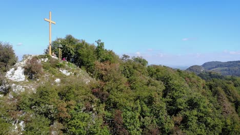 Una-Vista-Aérea-Con-El-Dron-Desde-La-Cruz-De-La-Cumbre-De-La-Montaña-En-Celje-Eslovenia