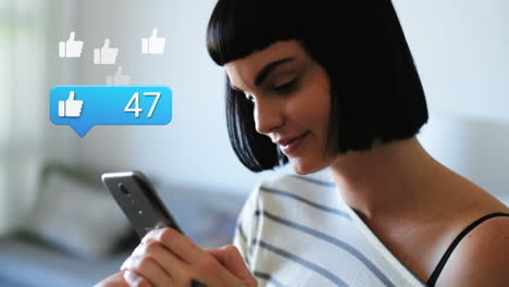 icono de pulgar en la burbuja de habla con números crecientes contra la mujer caucásica que usa el teléfono inteligente