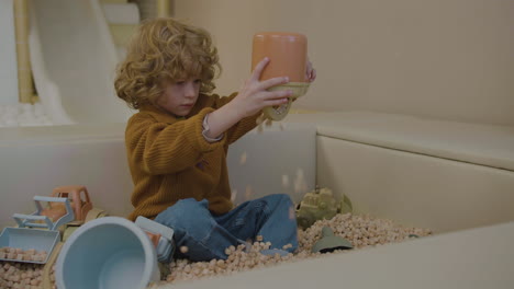 niño pequeño en la sala de juegos