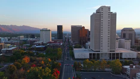Wunderschöne-Luftaufnahme-Von-Gebäuden-Und-Straßen-Aus-Der-Innenstadt-Von-Salt-Lake-City,-Utah