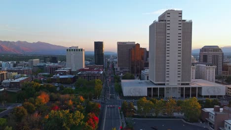 Hermosa-Toma-Aérea-De-Edificios-Y-Calles-Del-Centro-De-Salt-Lake-City,-Utah