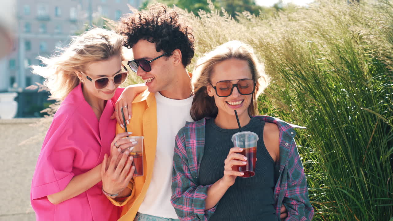 grupo de amigos disfrutando de bebidas al aire libre