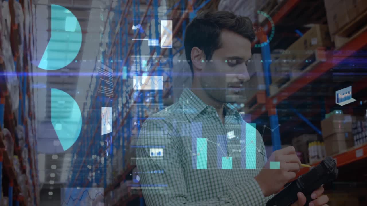 pantallas con procesamiento de datos contra el supervisor masculino caucásico comprobando el stock en el almacén