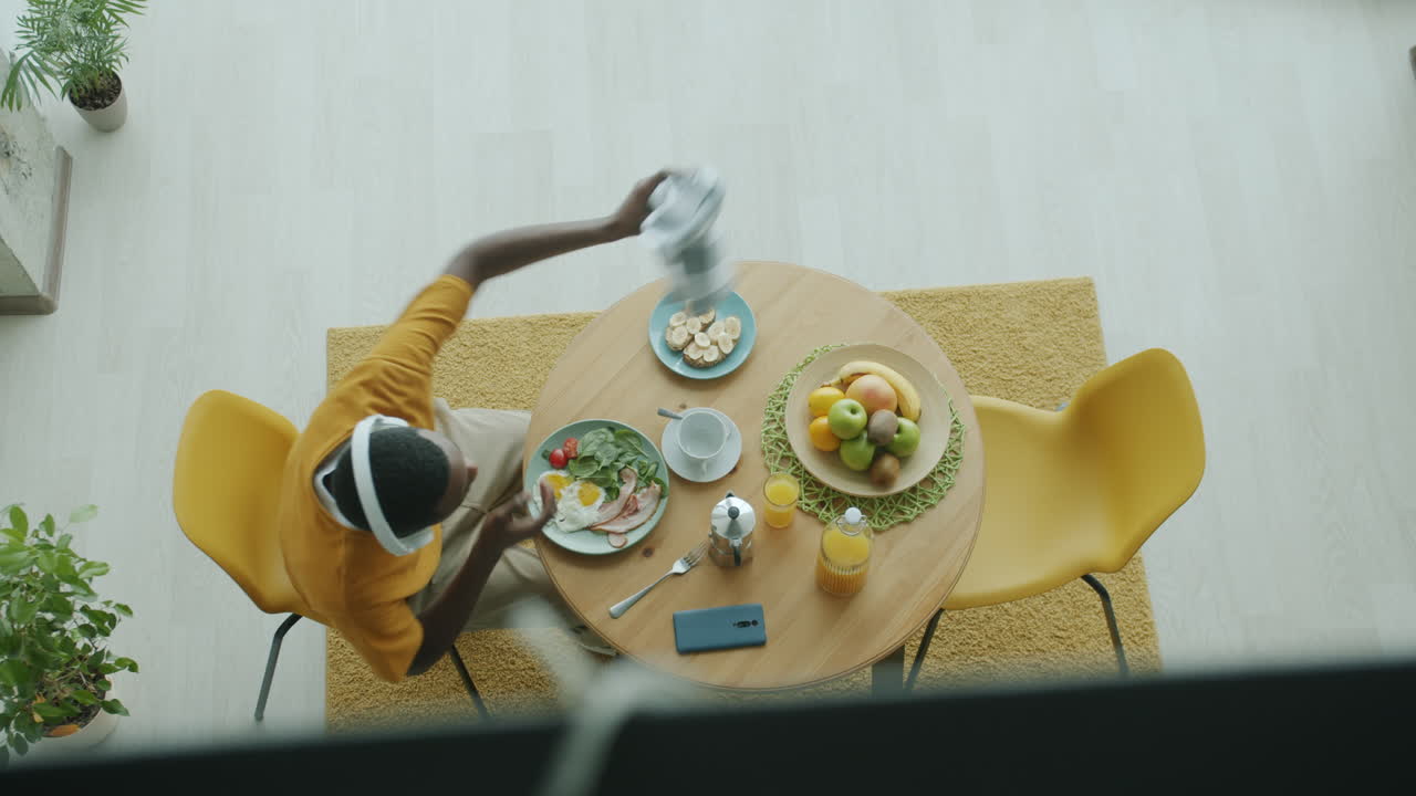 hombre desayunando en casa