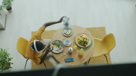 hombre desayunando en casa