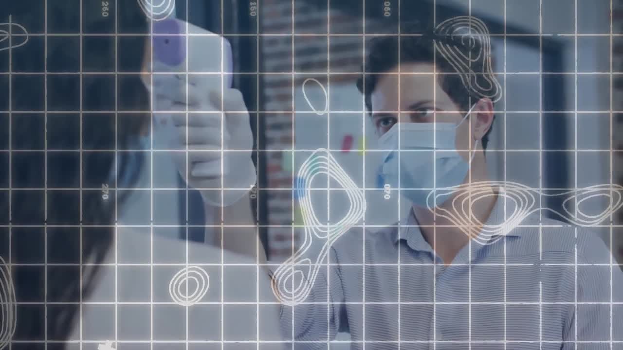 animación de líneas blancas sobre un hombre que usa una máscara facial tomando la temperatura de la mujer