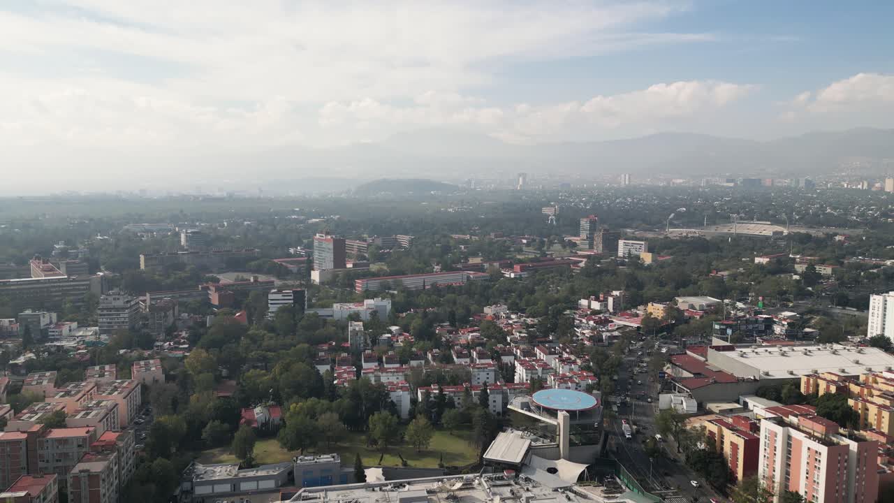 drone despegando en el sur de la ciudad de méxico, vista de ciudad universitaria en el fondo