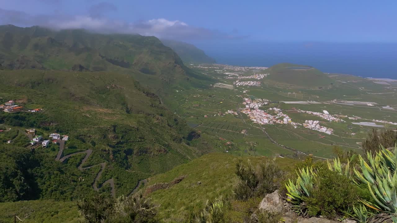 Veduta aerea della costa di Tenerife, delle montagne e della vegetazione lussureggiante.