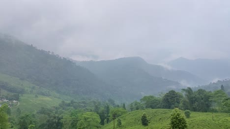 Nebliger-Blick-Auf-Die-Berge-Am-Tag-Aus-Flachem-Winkel.-Das-Video-Wurde-In-Darjeeling,-Westbengalen,-Indien,-Aufgenommen