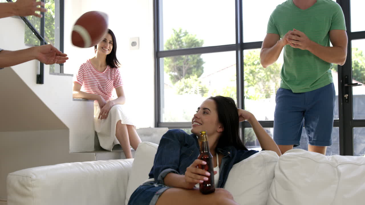 커플들이 함께 즐기고 있습니다.